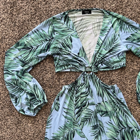Vici Dress SIZE LARGE Palm Print with cutouts - Picture 4 of 5